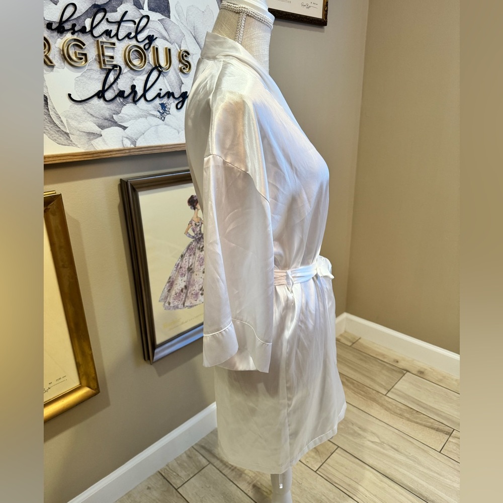 BRIDE White Silky Embroidered Robe - Picture 4 of 6